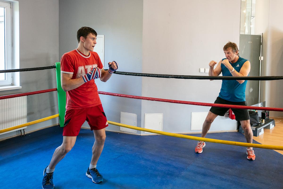 Rostislav Osička trénuje box v ringu.