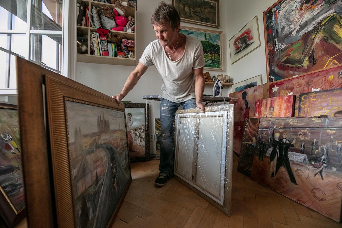 Rostislav Osička se svými obrazy a malbami.