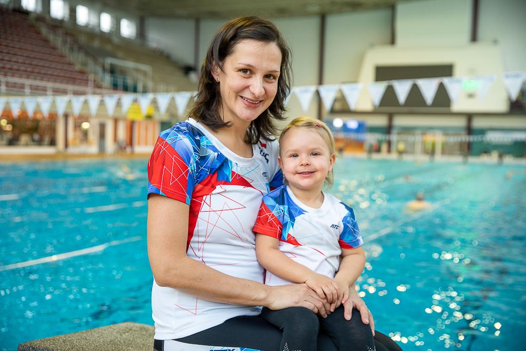 Silvie Kodešová se svou dcerou u bazénu.