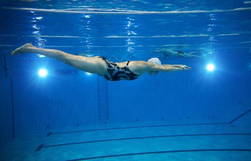 Silvie Kodešová pod vodou v bazénu.