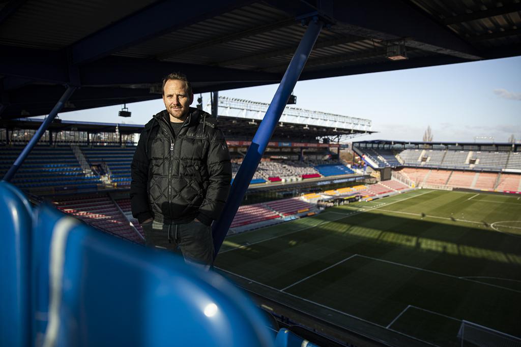 Tomáš Jun otočený zády k sparťanskému stadionu