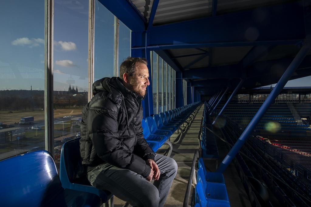 Tomáš Jun sedí na fotbalové sedačce na stadionu.