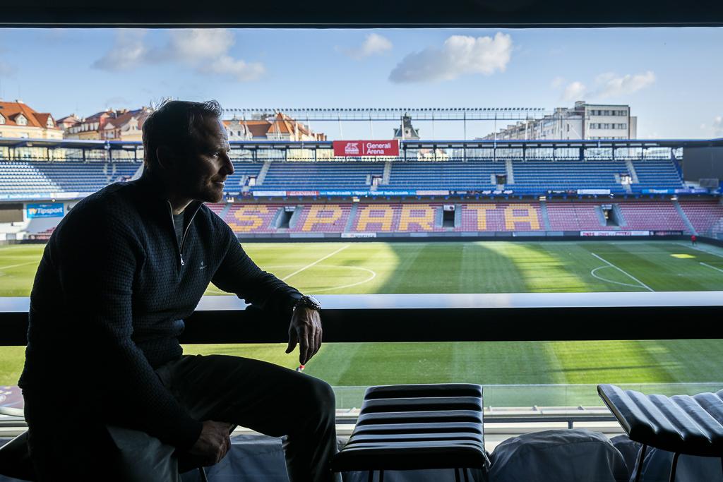 Tomáš Jun se z VIP tribuny dívá na fotbalový stadion Sparty.