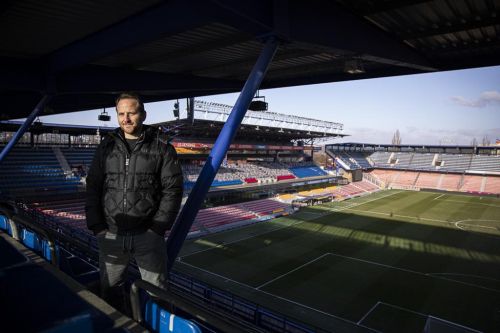 Tomáš Jun stojí na tribuně sparťanského stadionu.