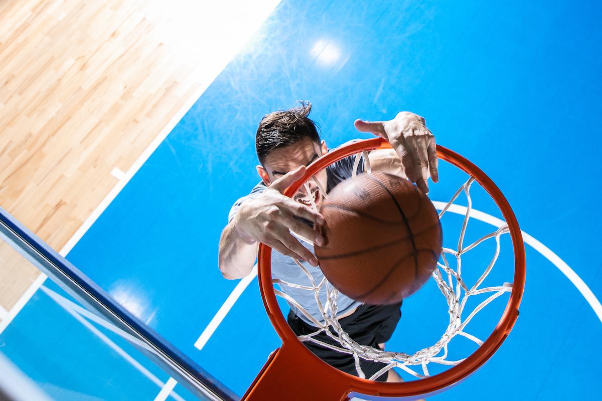 Tomáš Satoranský smečuje do basketbalového koše.