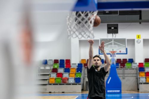 Tomáš Satoranský střílí z šestky na basketbalový koš.