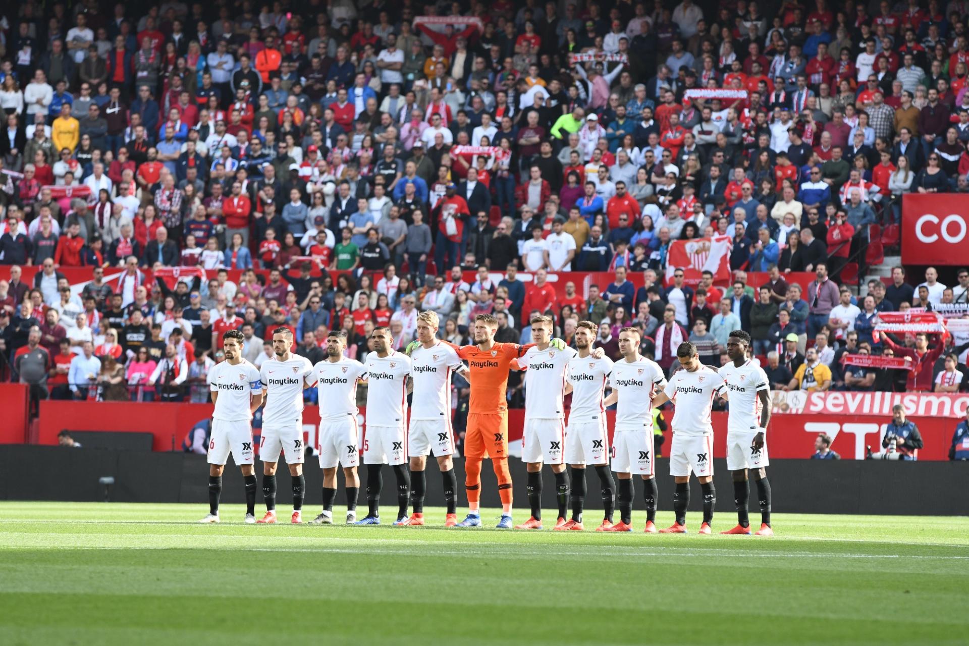 Tomáš Vaclík při fotbalovém zápase se svými spoluhráči na fotbalovém stadionu