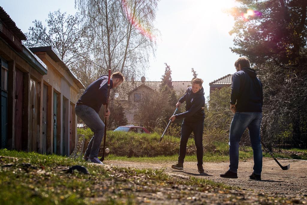 Tomáš Zohorna se svými bratry Hynkem a Radimem hrají hokej na hlíně před vraty s florbalovým míčkem
