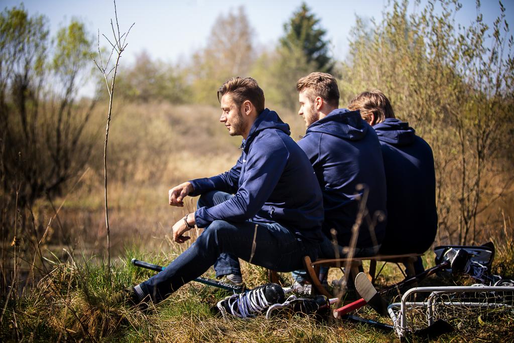 Tomáš Zohorna sedí se svými bratry Radimem a Hynkem na sáňkách u rybníka s hokejovou výstrojí