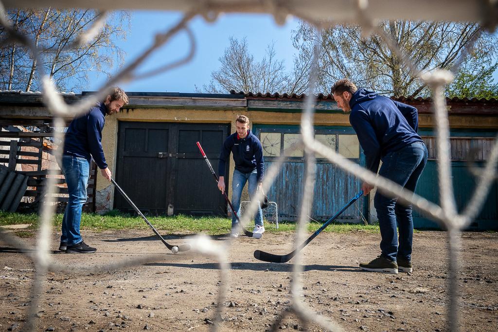 Tomáš Zohorna se svými bratry Hynkem a Radimem hrají hokej na hlíně před vraty s florbalovým míčkem