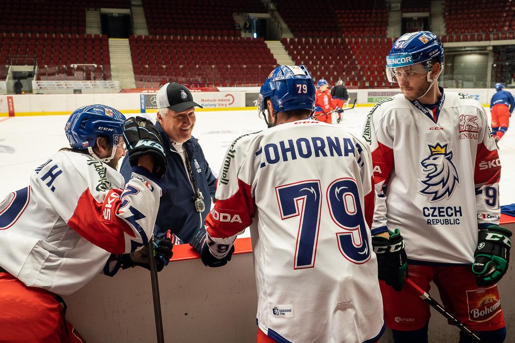 Tomáš Zohorna se svými bratry Radimem a Hynkem při tréninku české hokejové reprezentace a s trenérem v hokejové hale