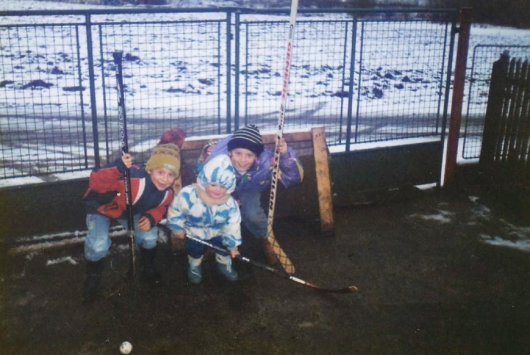 mladý Tomáš Zohorna se svými bratry Hynkem a Radimem