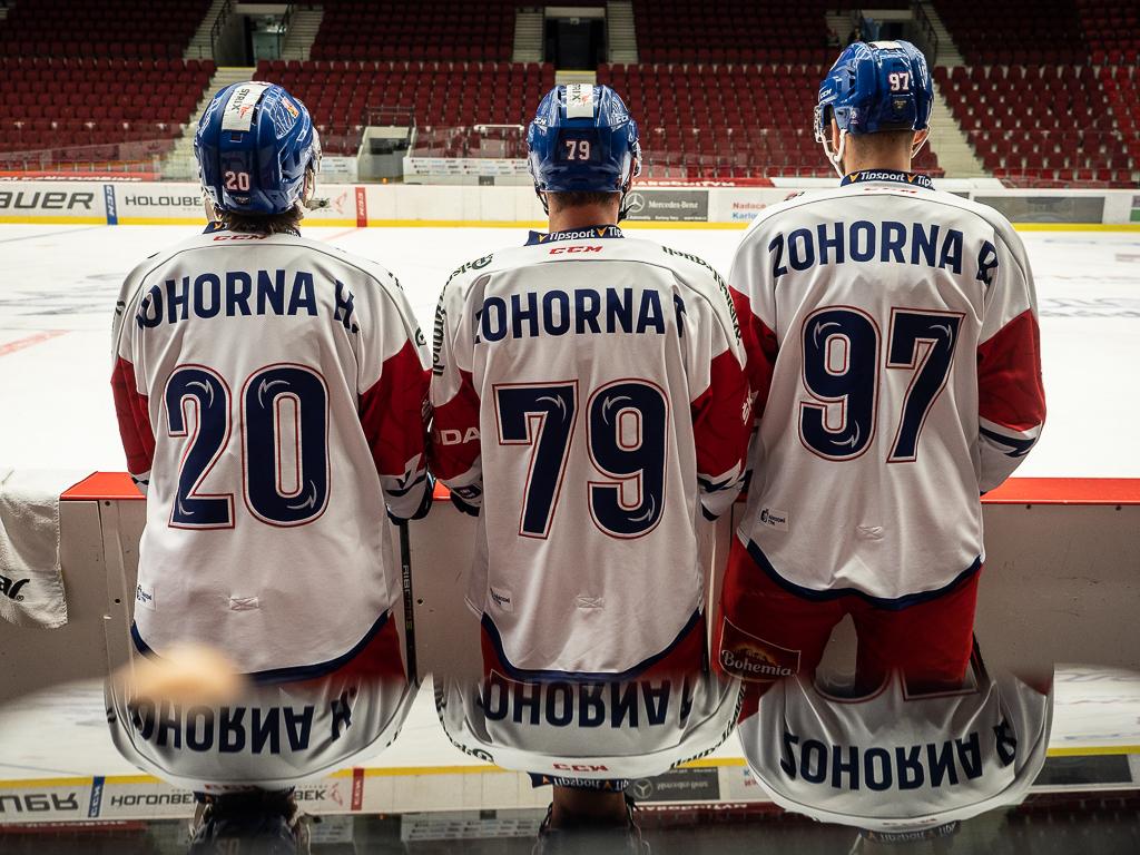 Tomáš Zohorna se svými bratry Radimem a Hynkem v reprezentačních dresech v hokejové hale