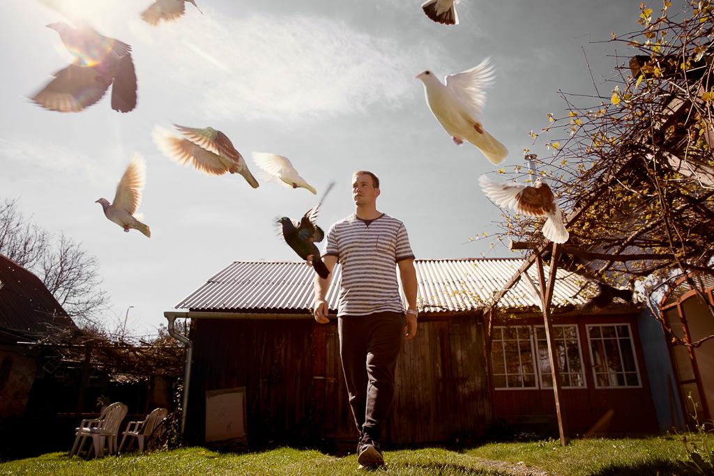 Viktor Pešta s hejnem letících holubů.