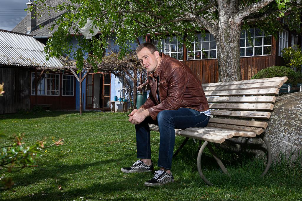 Viktor Pešta sedí na lavičce.
