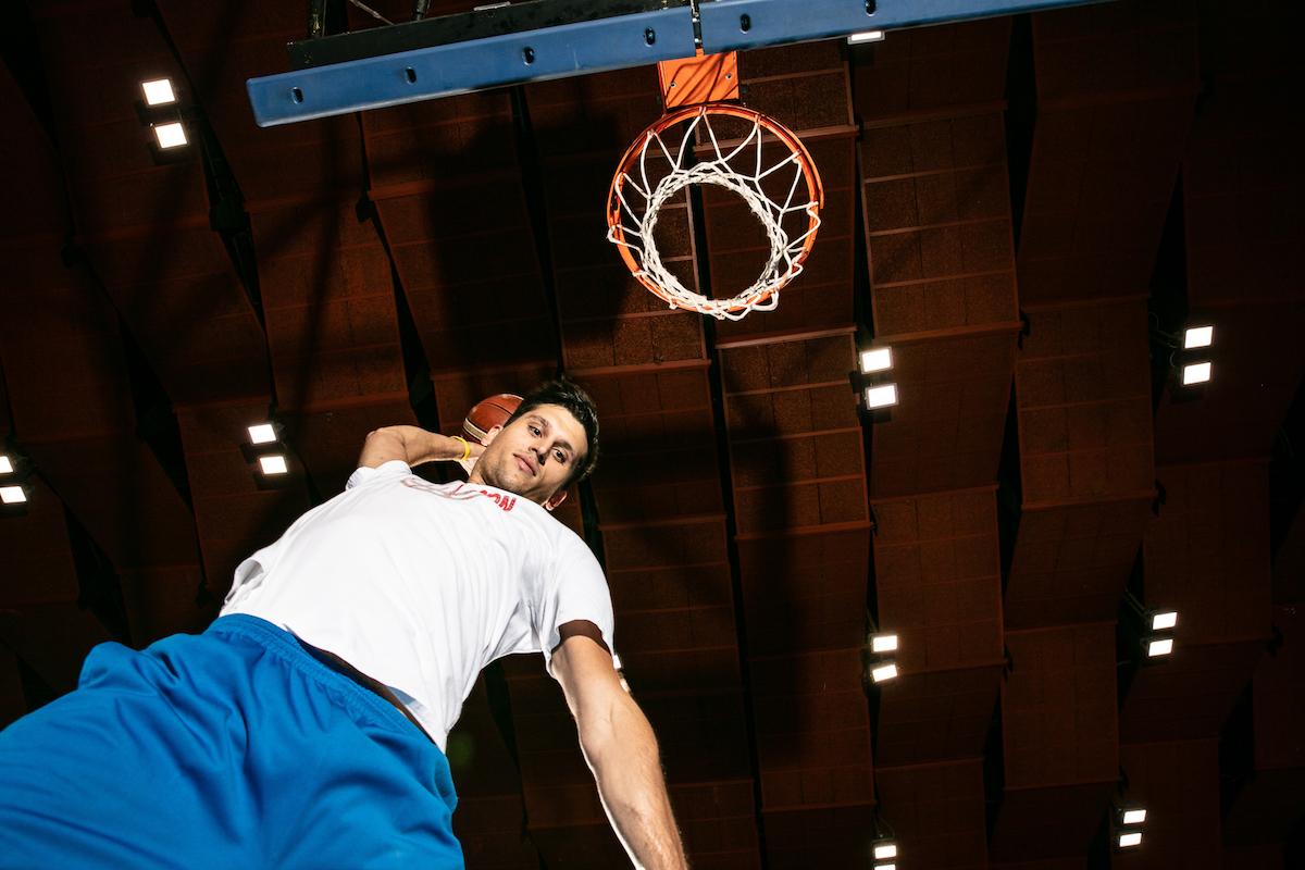 Vít Petrák smečuje do basketbalového koše.