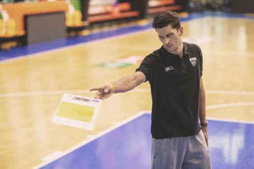 Vít Petrák během tréninku basketbalistů.
