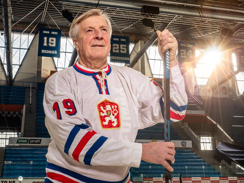 Vladimír Bednář ve dresu na hokejovém stadionu s hokejkou