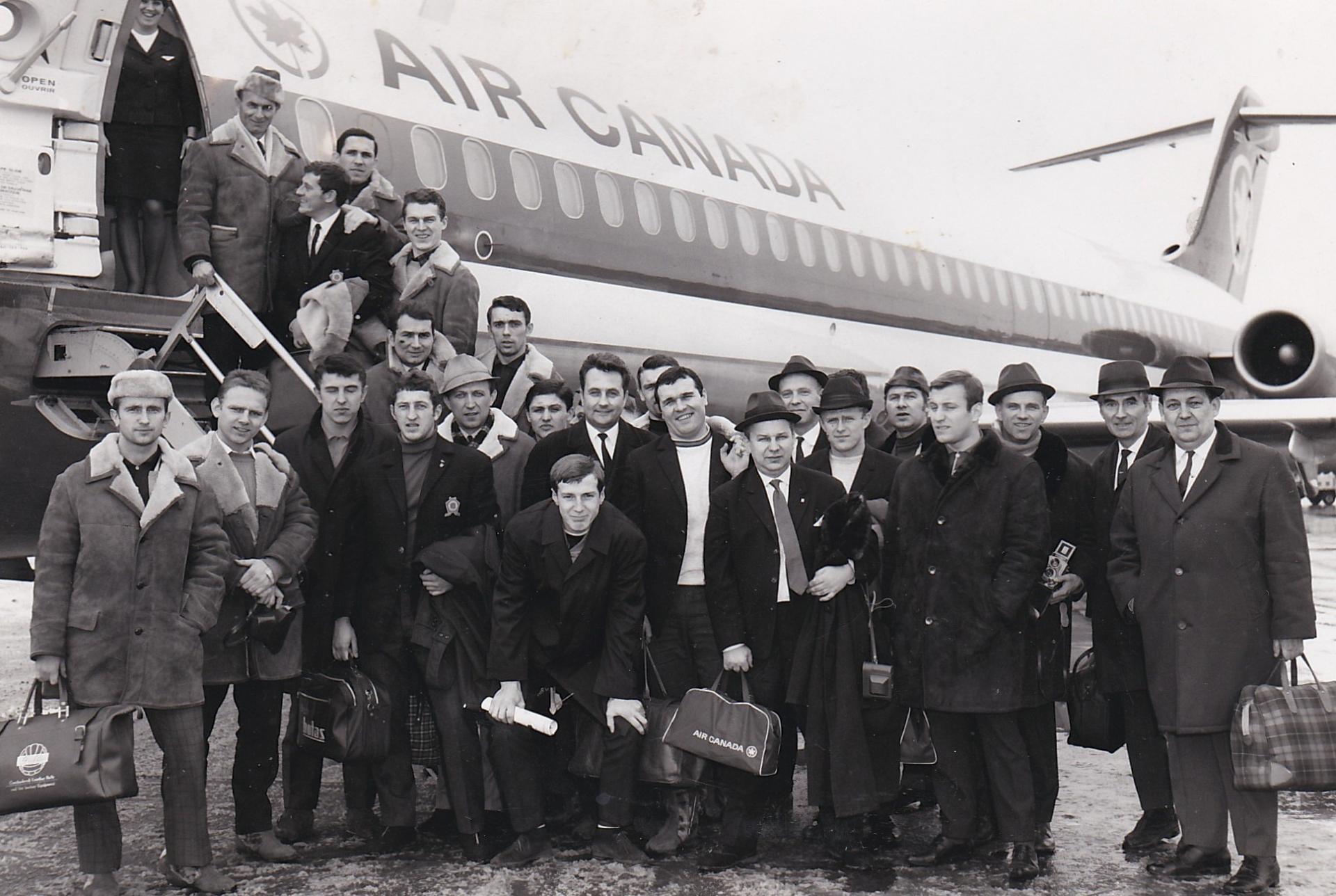mladý Vladimír Bednář s týmem před letadlem