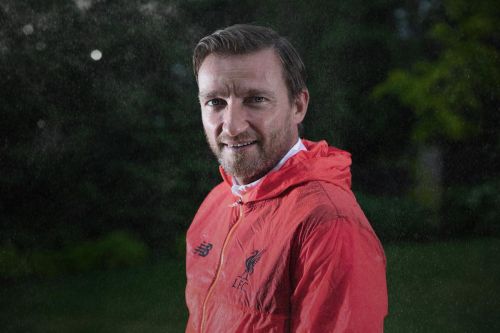 Vladimír Šmicer na zahradě v dešti