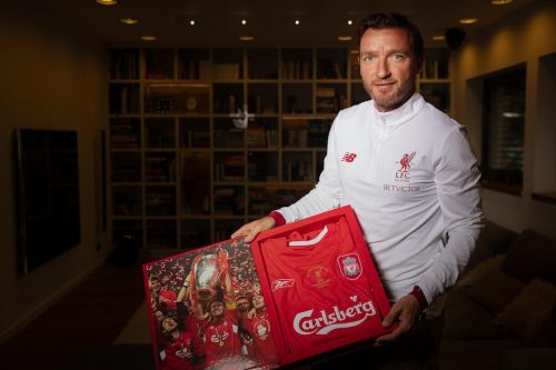 Vladimír Šmicer v obývacím pokoji s dresem za FC Liverpool