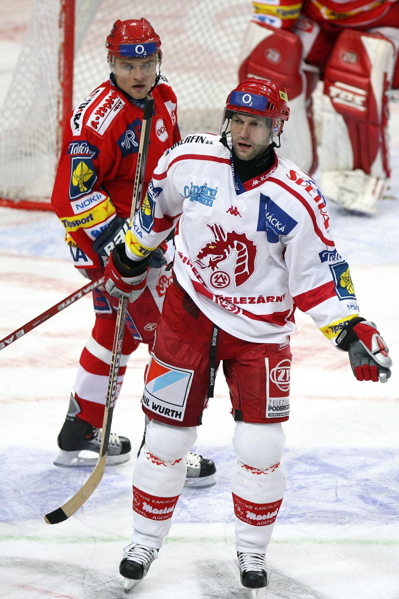 Vladimír Vůjtek v dresu HC Oceláři Třinec při hokejovém zápase proti HC Slavia Praha