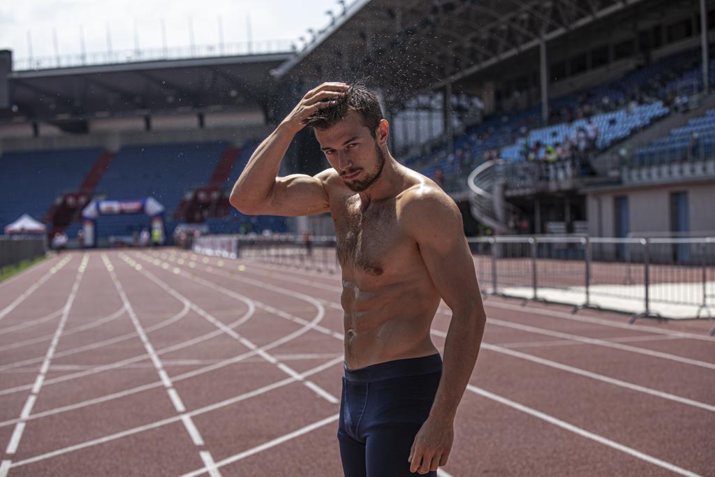 Zdeněk Stromšík v zamyšlení na atletickém stadionu.