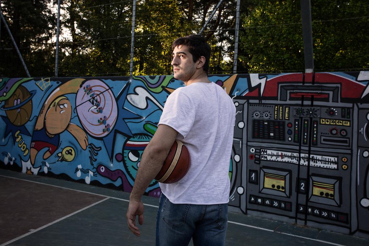 Zurab Kereselidze na venkovním basketbalovém hřišti s míčem 