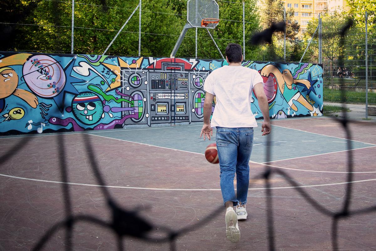 Zurab Kereselidze na venkovním basketbalovém hřišti s míčem 